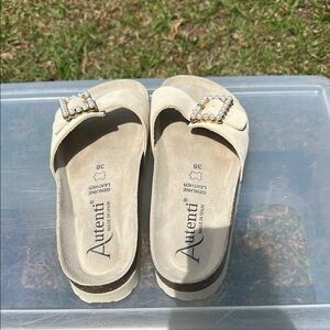 Autenti Cream Sandals with Contoured Footbed and Crisscross Strap